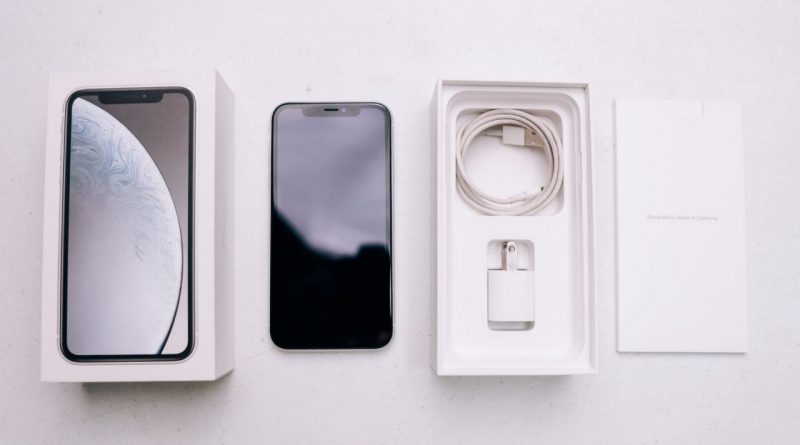 Apple kutusunda adaptör, kulaklık yok sadece şarj kablosu var 1