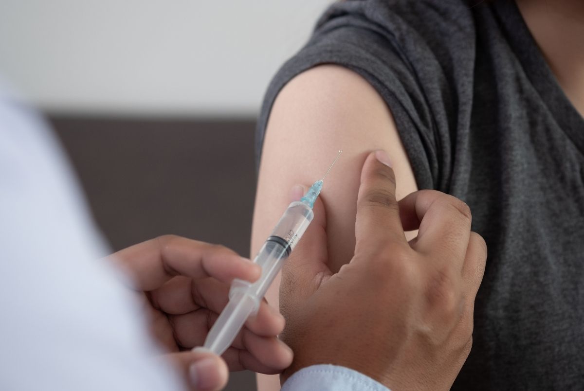 Ücretsiz uygulama başlamışken doktorları ters düşüren iddia: HPV aşısının yan etkileri mi var?