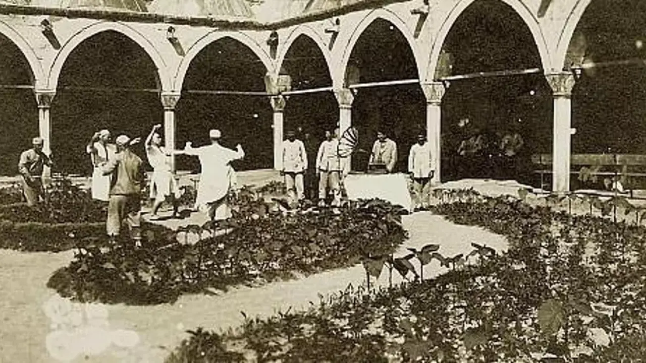 Atik Valide Camii Restorasyonu Sonrası “resmen Soyulmuş Iddiası”