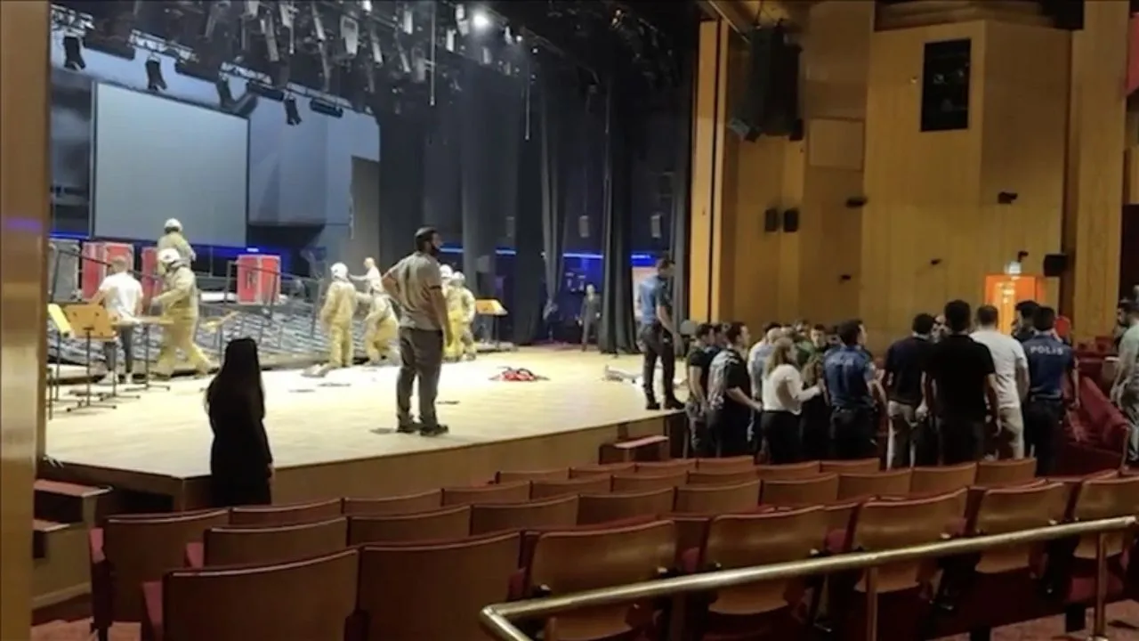 Dev Ekranın Devrildiği Cemal Reşit Rey Konser Salonu Harbiye’de bulunuyor