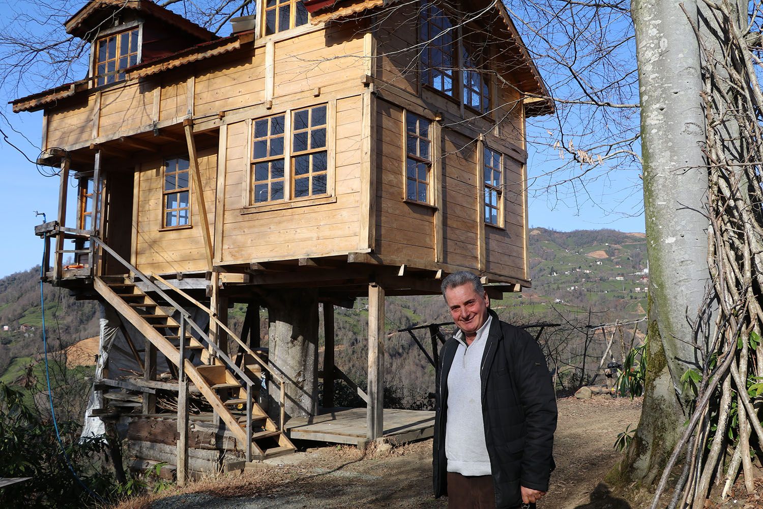150 yıllık ağacın gövdesine 2+1 ev yaptı, içini görenler hayran kaldı! - 7. Resim