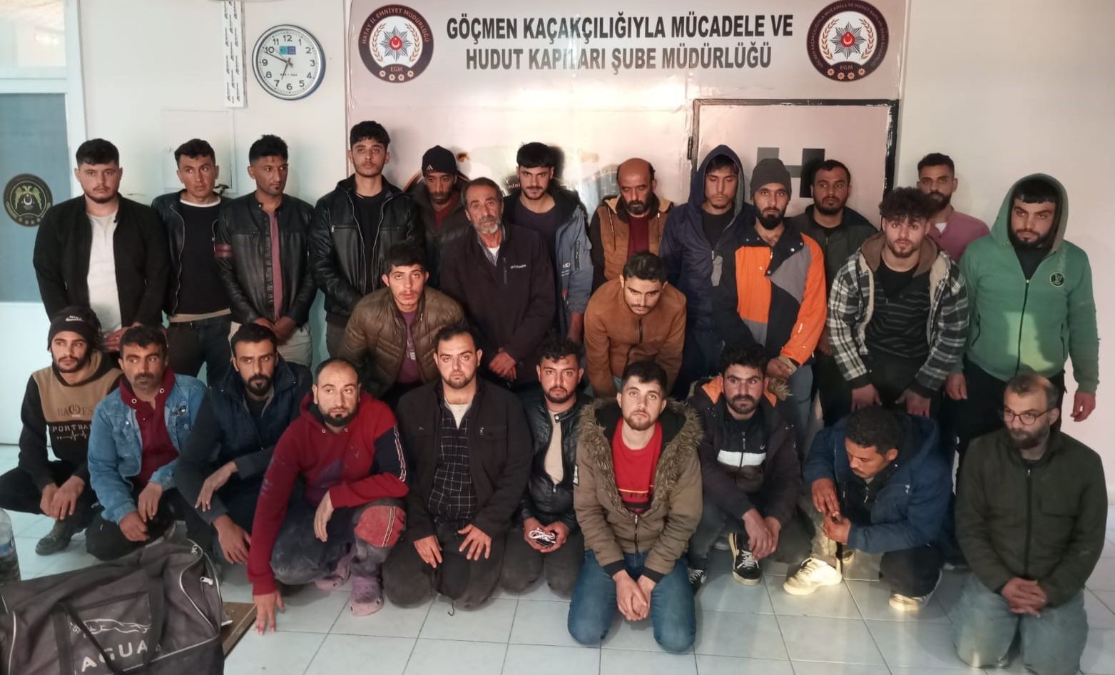 26 kaçak göçmeni tıka basa minibüse dolduran 2 organizatör tutuklandı - 1. Resim