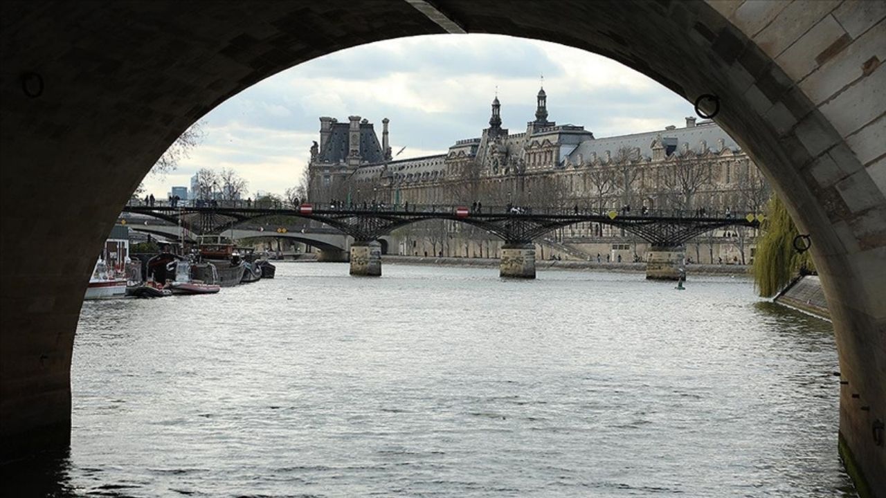 2024 Paris Olimpiyatları'nda yüzülmesi planlanan Sen Nehri'nde, kirlilik nedeniyle 100 yıldır yüzmek yasak