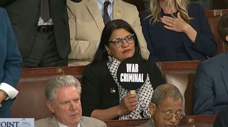 Netenyahu ayakta alkışkanırken protesto eden Rashida Tlaib kimdir? 1