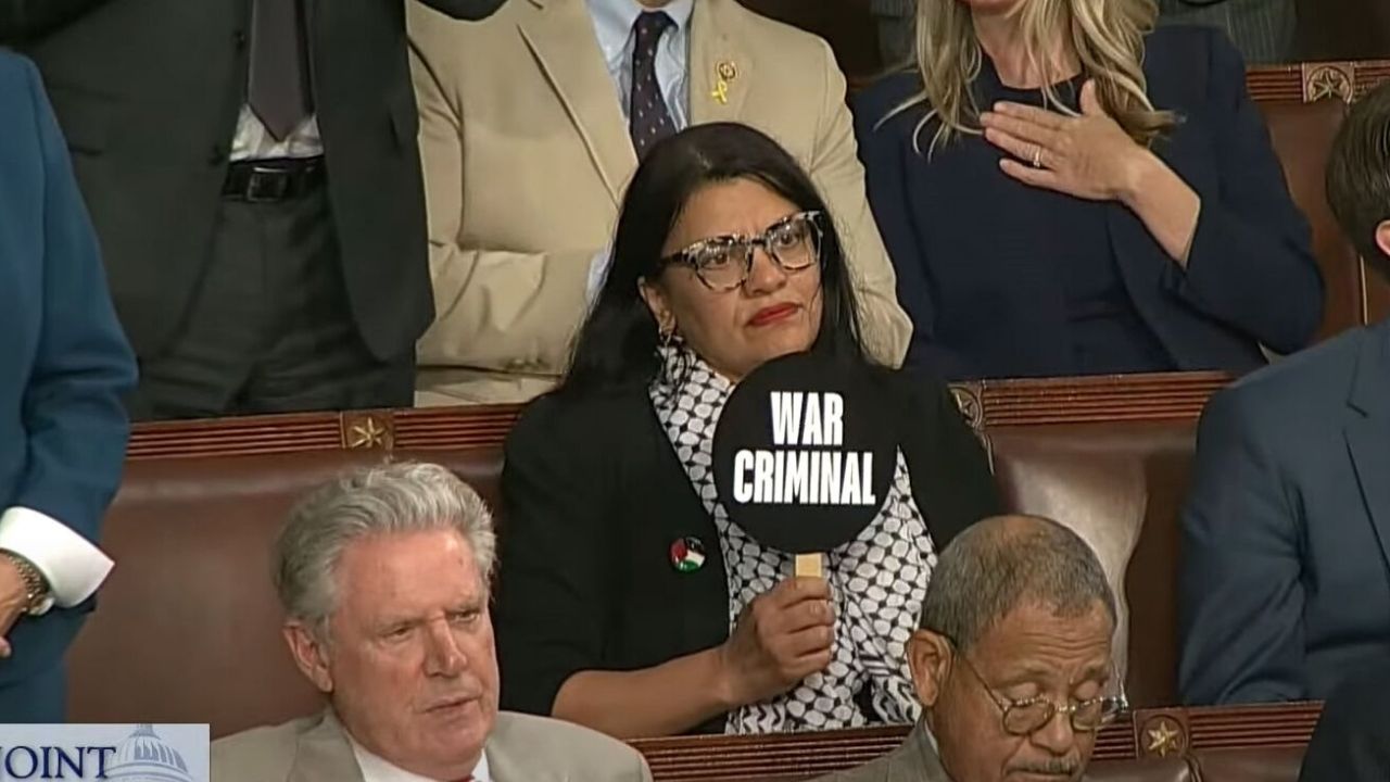 Netenyahu ayakta alkışkanırken protesto eden Rashida Tlaib kimdir?