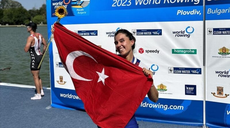 Milli kürekçi Elis Özbay, olimpiyatlarda Türkiye'yi temsil eden ilk kadın kürekçi olarak tarihe geçti 1