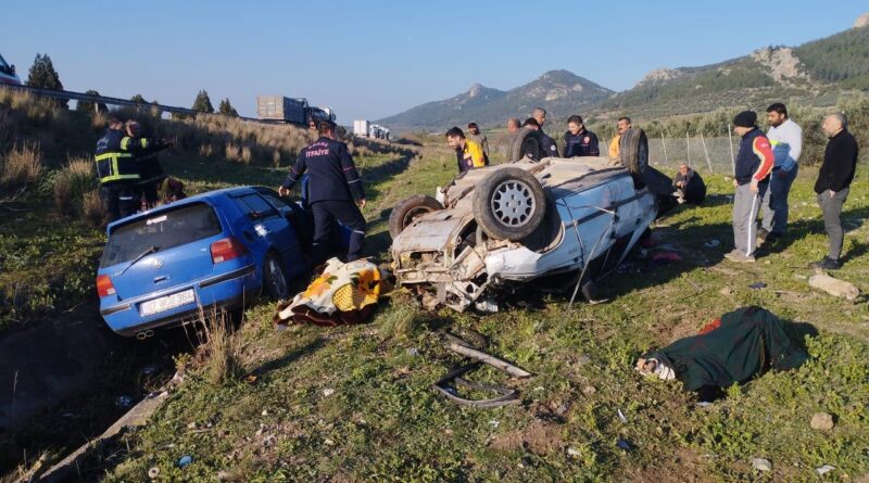 Adana'da otomobiller çarpıştı, 2 kişi öldü 4 kişi de yaralandı 1