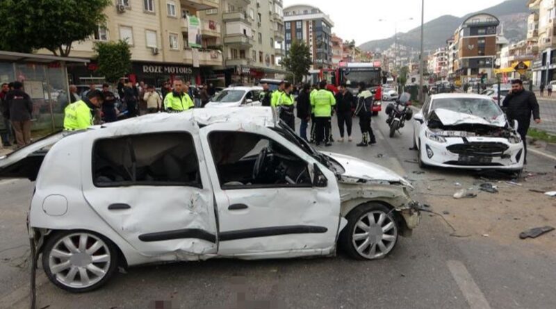 Alanya'da zincirleme kaza! 2 ölü, 4 yaralı 1
