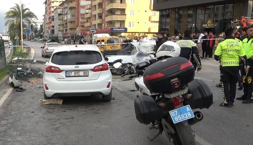 Alanya'da zincirleme kaza! 2 ölü, 4 yaralı - 1. Resim