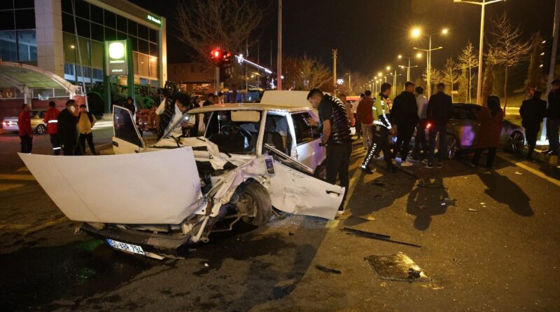 Alkollü sürücü kırmızı ışıkta bekleyen araçlara çarptı: 2 yaralı 1