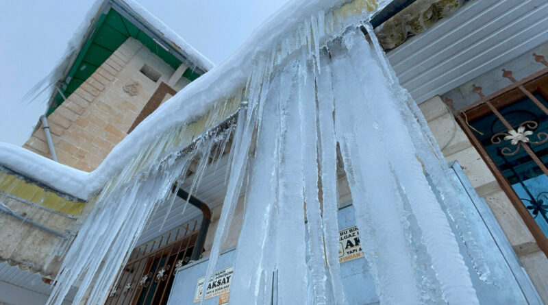 Buz kesen ilçede sarkıtların boyu 2 metreyi buldu: Tatvan değil artık 'Tatvantika' 1