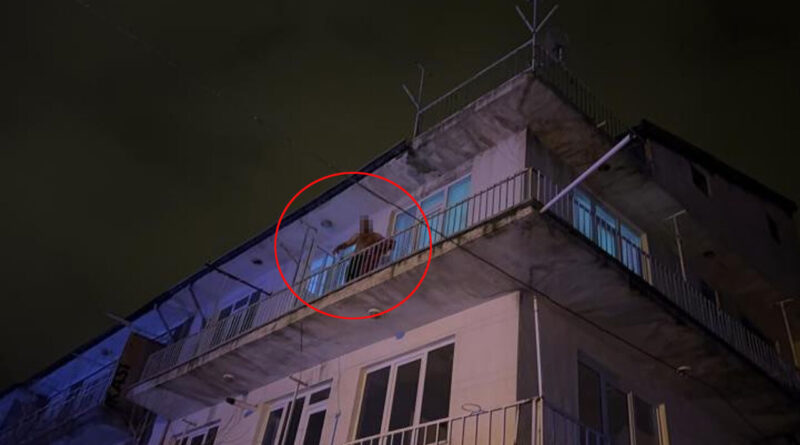 Cam parçasıyla 2 aylık bebeğine zarar vermeye çalışan baba güçlükle ikna edildi 1