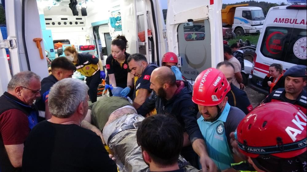 Çanakkale'de toprak kayması! Göçük altında kaldılar - 4. Resim