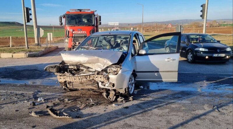 Çorum'da feci kaza: Tır ve 2 otomobil çarpıştı 1