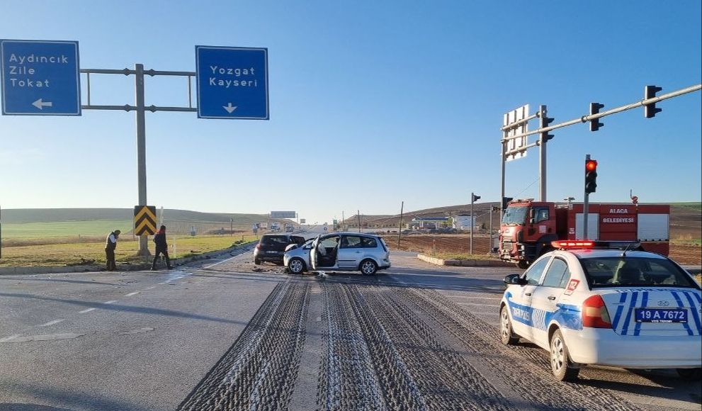 Çorum'da feci kaza: Tır ve 2 otomobil çarpıştı - 1. Resim