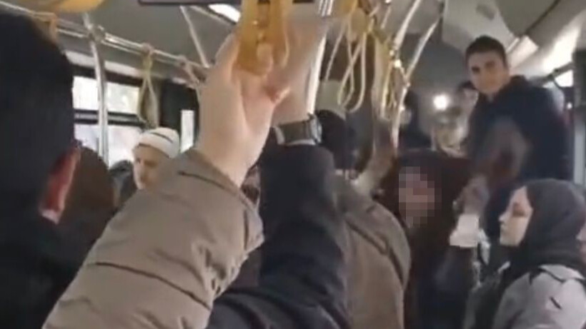 2 kadın otobüste saç baş birbirine girdi! Küfürler havada uçuştu, yolcular zor ayırdı 3