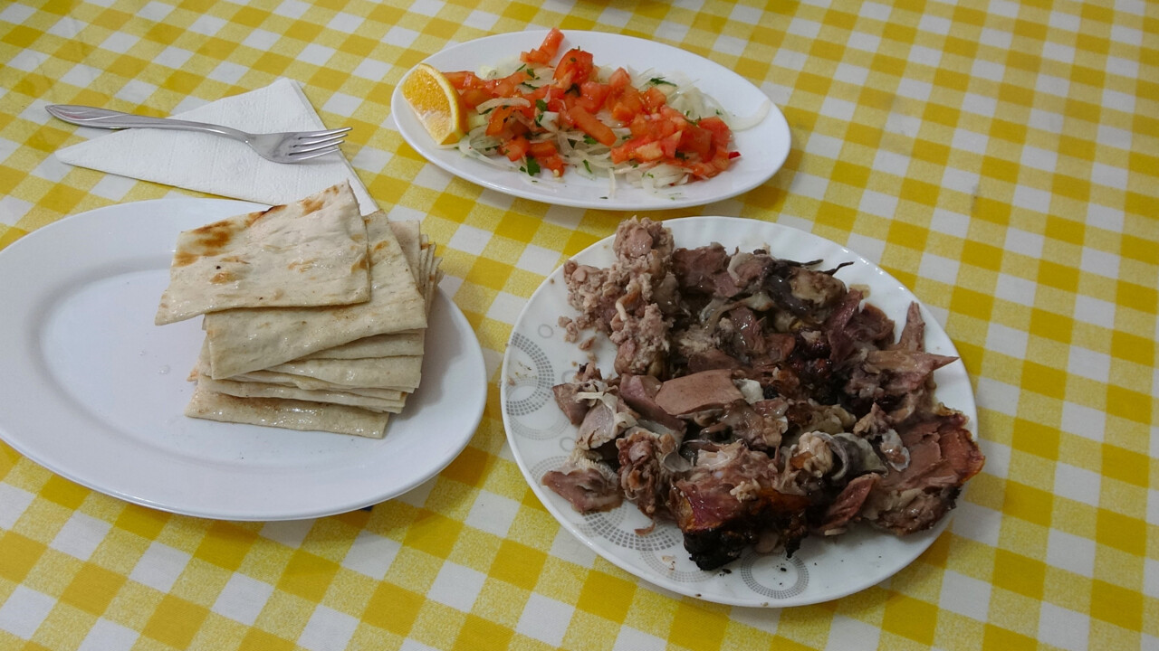 Yemek için sıraya giriyorlar! Odun ateşinde 15 saatte pişiyor, 2 saat içerisinde tükeniyor 3