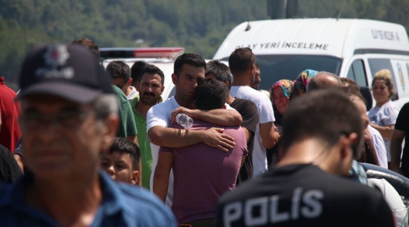 En acı veda! Gözyaşları sel oldu, 2'si çocuk 4 kişi toprağa verildi 3