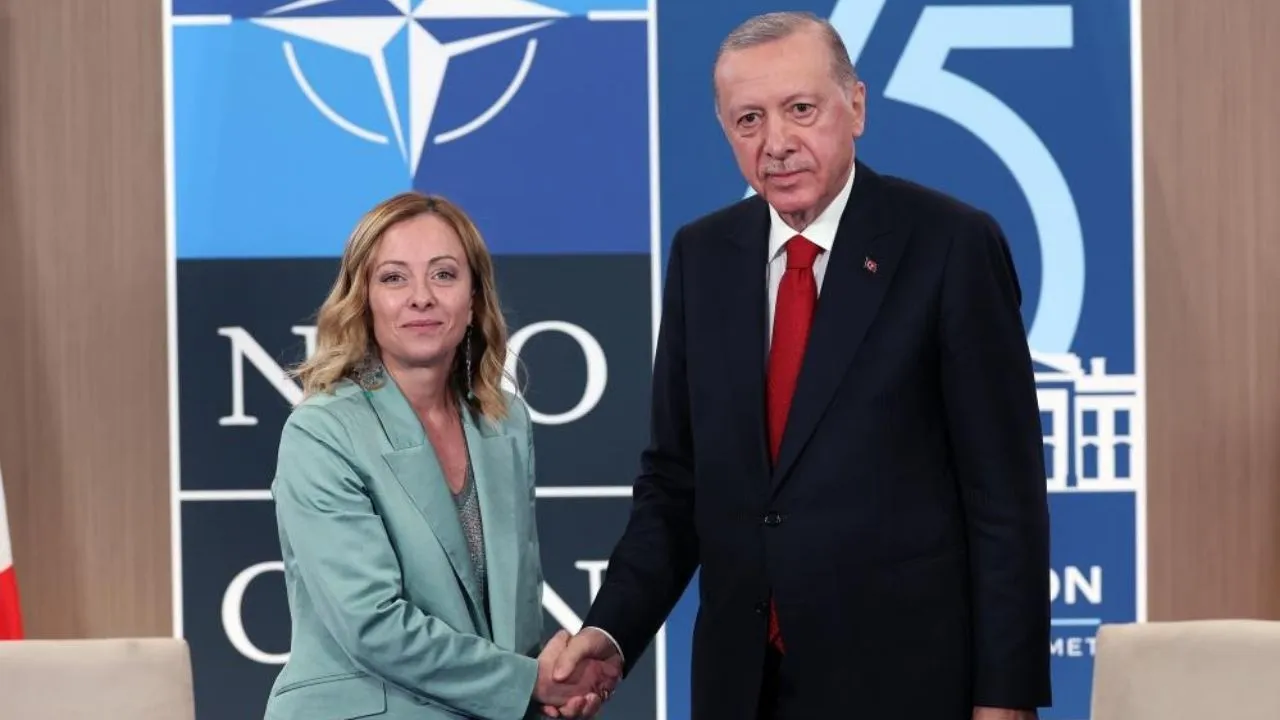 Erdoğan’a Bakışlarıyla Gündem Olan Meloni, Macron’a Göz devirmişti