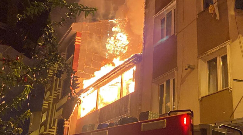 Esenler'de bir binanın çatısı yandı, alevler 2 apartmana sıçradı 1