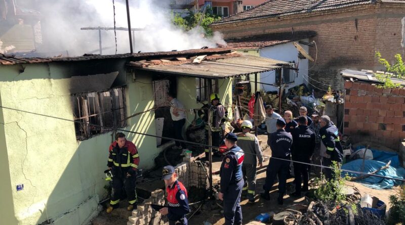 Evde yalnız bırakılan 2 yaşındaki bebek yangında öldü 1