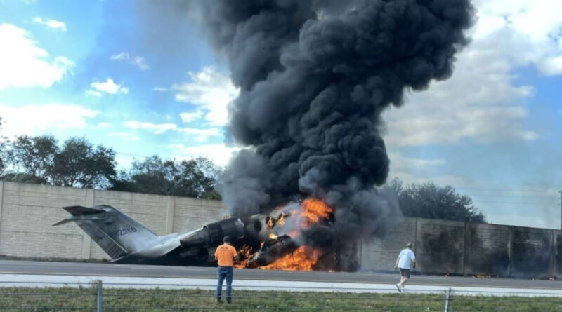 Florida’da otoyola inen uçak araca çarpıp alev aldı: 2 ölü 1