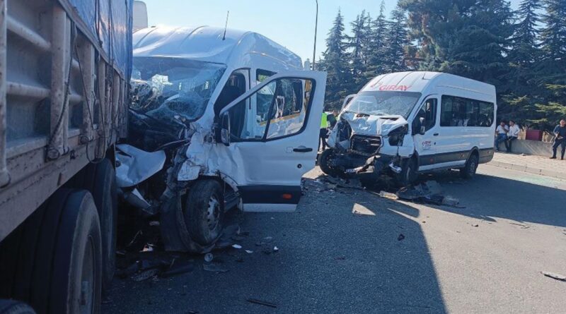 Gaziantep'te iki işçi servisinin kafa kafaya çarpıştığı kazada can pazarı yaşandı 5