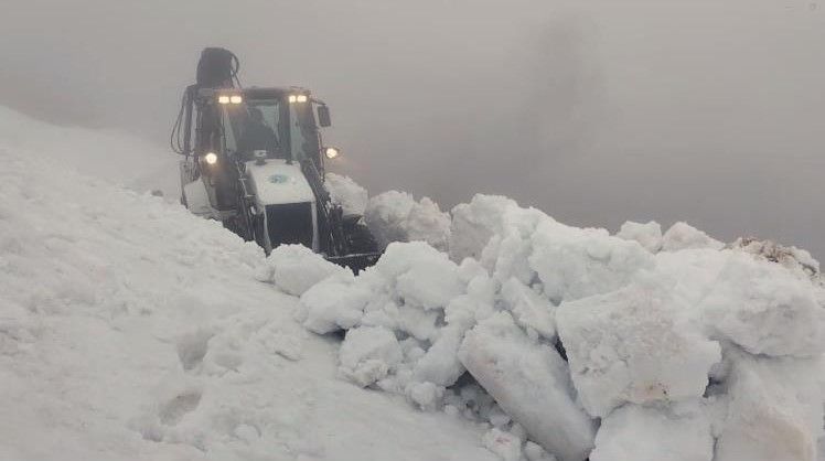 Giresun’da nisan ayında kar sürprizi! Kalınlığı 2 metreyi buldu - 1. Resim