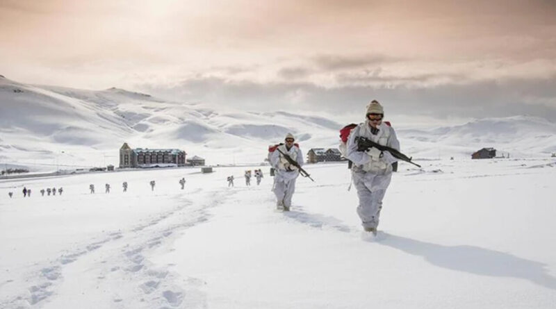 Jandarma Özel Harekat birlikleri 2 metre karda operasyon yaptı 1