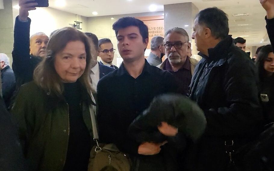 Kelime-i Tevhid bayrağı açan vatandaşa yumruk atan Ege Akersoy'a 2 bin lira ceza verildi - 1. Resim