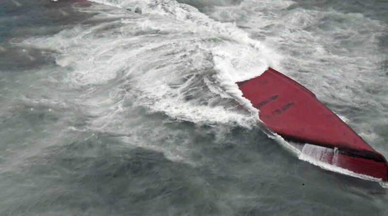 Kimyasal madde taşıyan tanker alabora oldu! 8 ölü, 2 kayıp 1
