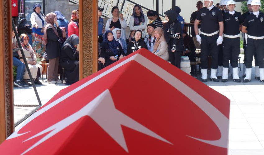 Komiser Hakan Yakuli’ye veda! Eşi cenazede güçlükle ayakta durabildi - 1. Resim
