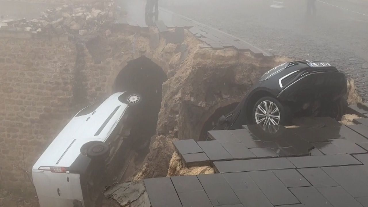 Mardin Artuklu'da feci olay! 2 araç çöken yola düştü - 2. Resim