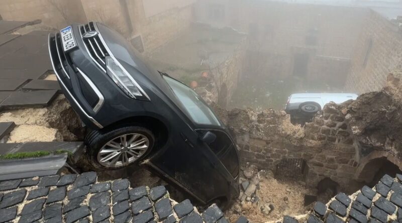 Mardin Artuklu'da feci olay! 2 araç çöken yola düştü 1