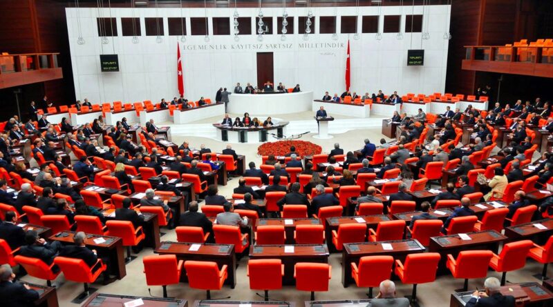 Meclis'te nisan mesaisi: 2 kanun teklifi gündemde 1