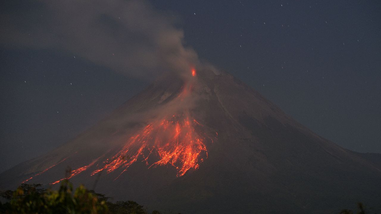 Merapi Yanardağı'nda volkanik hareketlilik! Lav akıntıları ve kül bulutları oluştu
