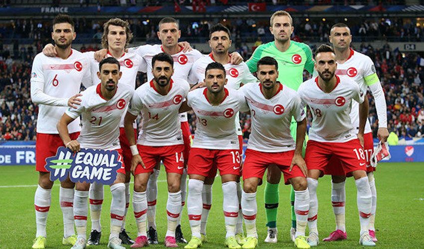Mert Günok'un menajeri sürpriz 2 teklifi açıkladı! Milli kaleci İngiltere yolcusu - 1. Resim