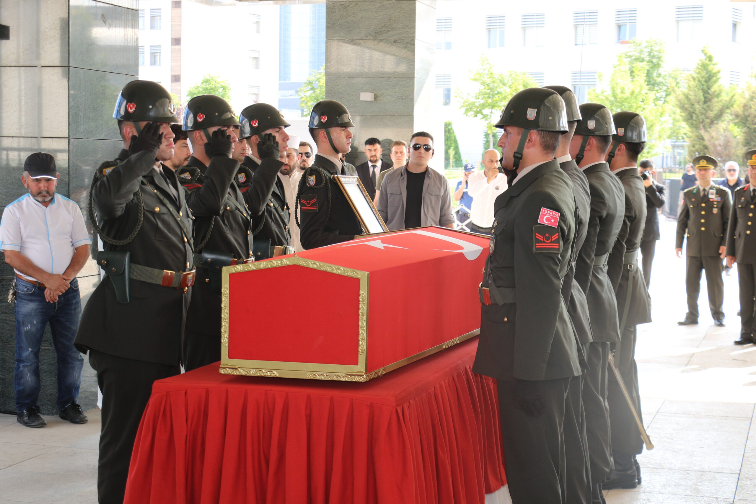 Pençe-Kilit kahramanına acı veda! Şehit Yarbay Demirkan son yolculuğuna uğurlandı - 1. Resim