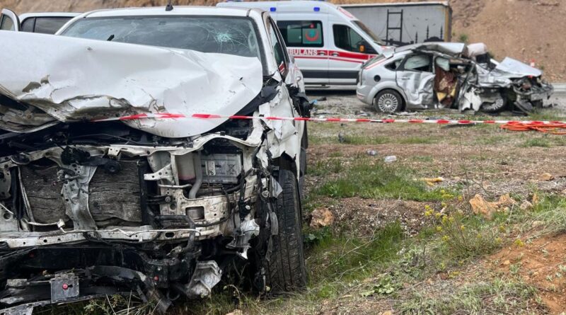 Pikap ile otomobilin çarpıştığı kazada 2 kişi öldü, 2 kişi ağır yaralandı 1