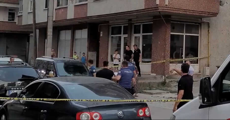 Samsun'da eşiyle tartışan kişi baltayla eve girmeye çalışırken yakalandı - 1. Resim