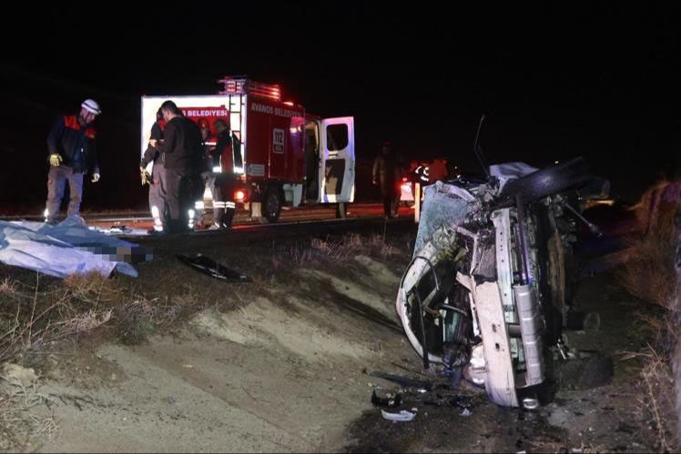 Takla atan otomobil, 2 aracın çarpışmasına neden oldu: 3 ölü, 6 yaralı - 2. Resim