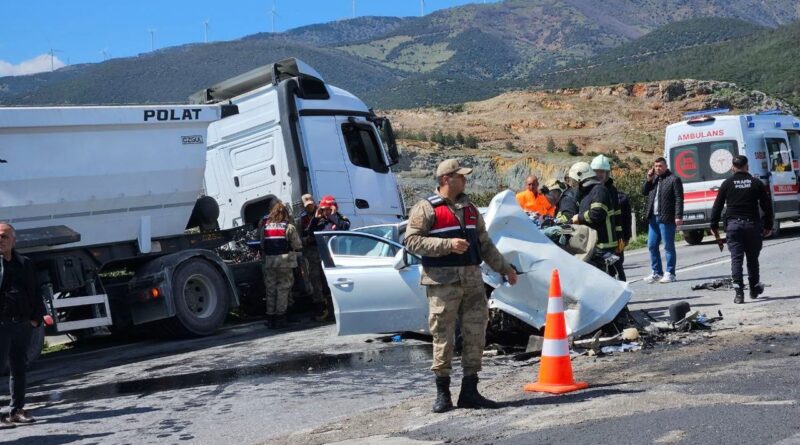 Tırla çarpışan araç hurdaya döndü: 2 ölü, 2 yaralı 1