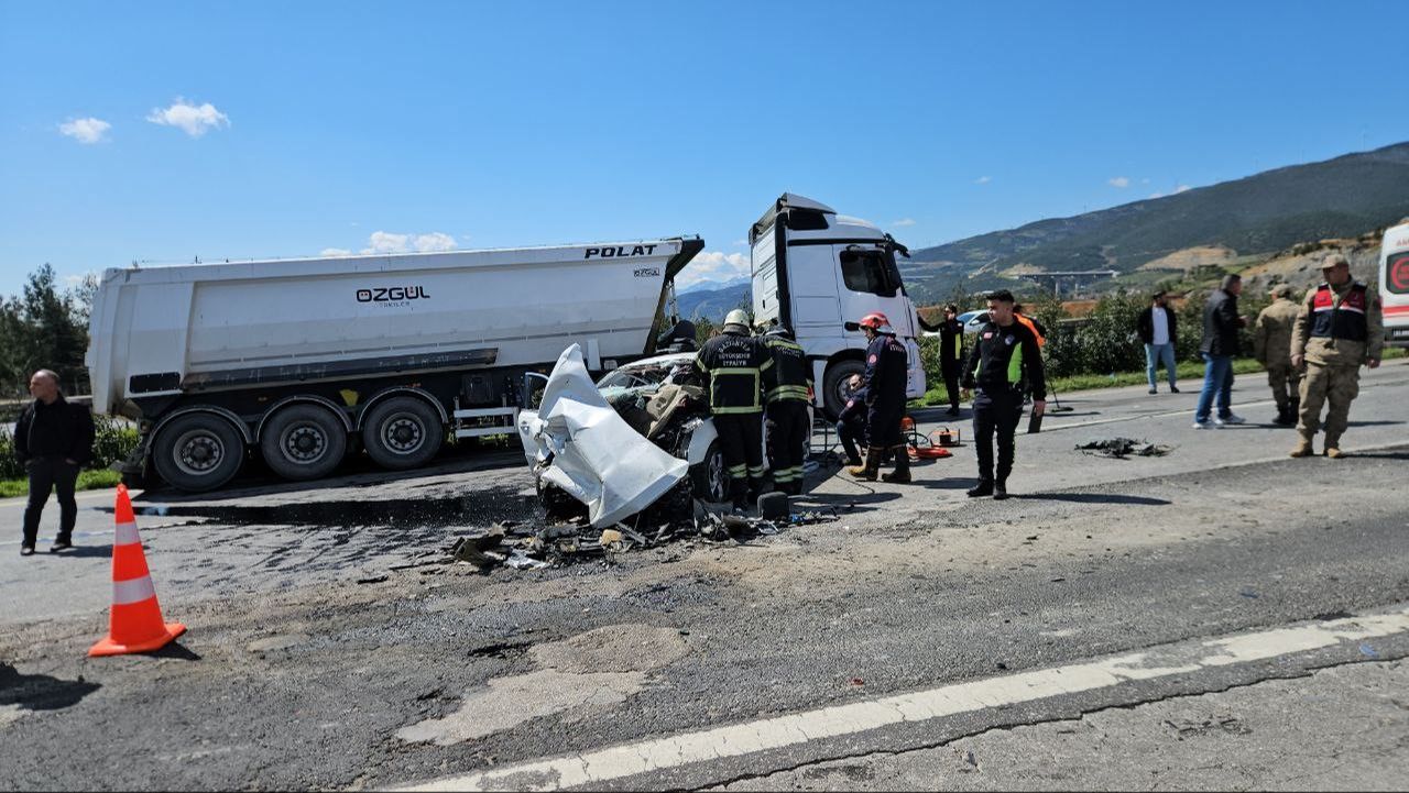 Tırla çarpışan araç hurdaya döndü: 2 ölü, 2 yaralı - 1. Resim