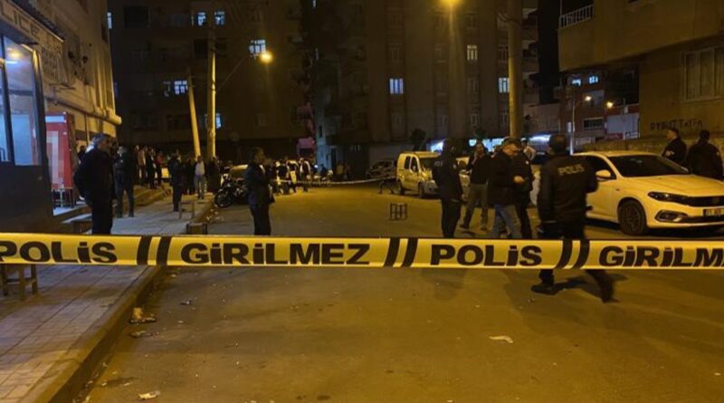 Yer Diyarbakır Bağlar... Kar maskeli 2 kişi otomatik silahla kahvehaneyi bastı 1