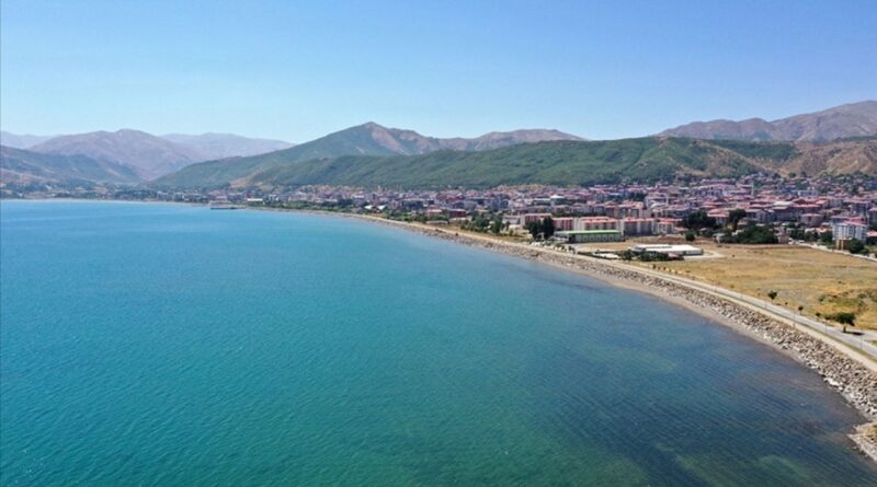 Van Gölü'ne giren çocuklar sarı saçlı oldu! Sodalı yapısı renk değiştirmesini sağlıyor 6