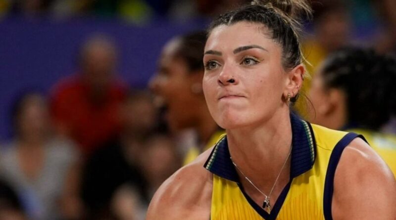 Brezilya voleybol takımı 7 numara oyuncusu Rosamaria Montibeller 30 yaşında ve smaçör pozisyonunda oynuyor 4