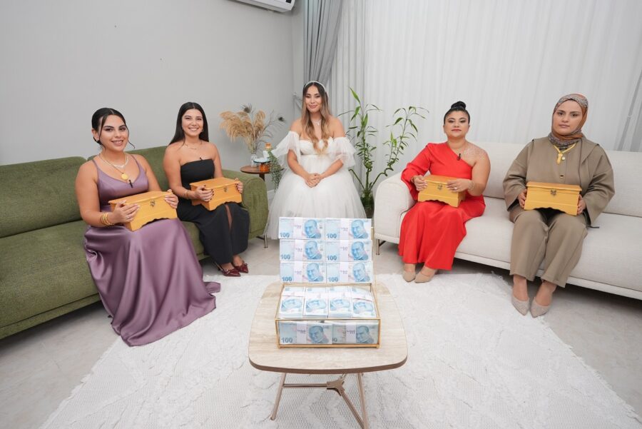 Gelin Evi Tuğçe kimdir kaç yaşında