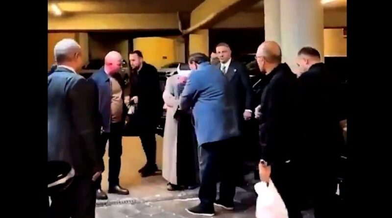 Cübbeli Ahmet Alaattin Çakıcı elini öptü