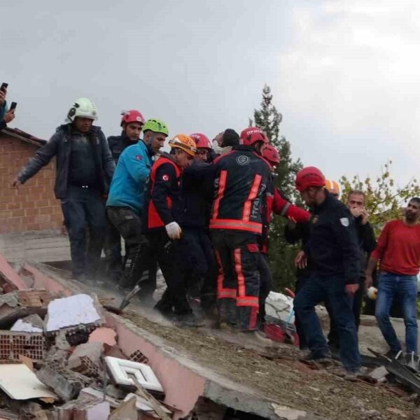 AFAD, itfaiye ve AKUT ekipleri kurtarma çalışmalarında-4