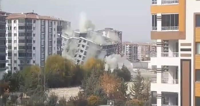 Ağır hasarlı 12 katlı bina saniyeler içerisinde yerle bir oldu 1